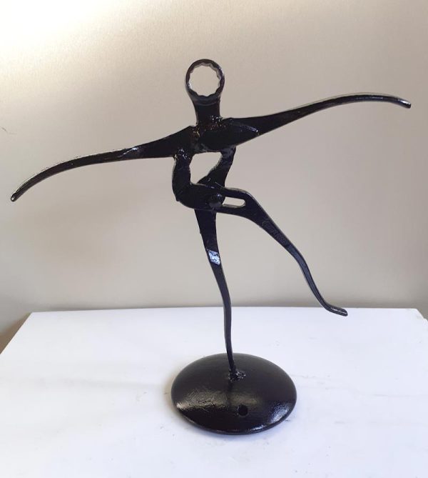 kunstwerk van danser ijzer schrootkunst schroot oud creatie tangen hoefijzer